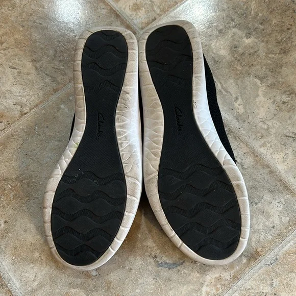 CLARKS SLIP-ON SNEAKERS - Picture 5 of 9